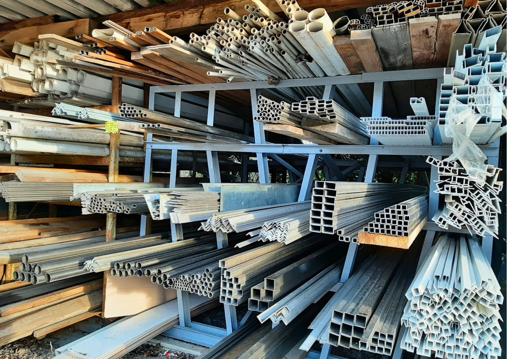Rack de rangement de profilés métalliques, tubes carrés, rectangulaires, ronds et cornières en stock chez Marais Fleuri.