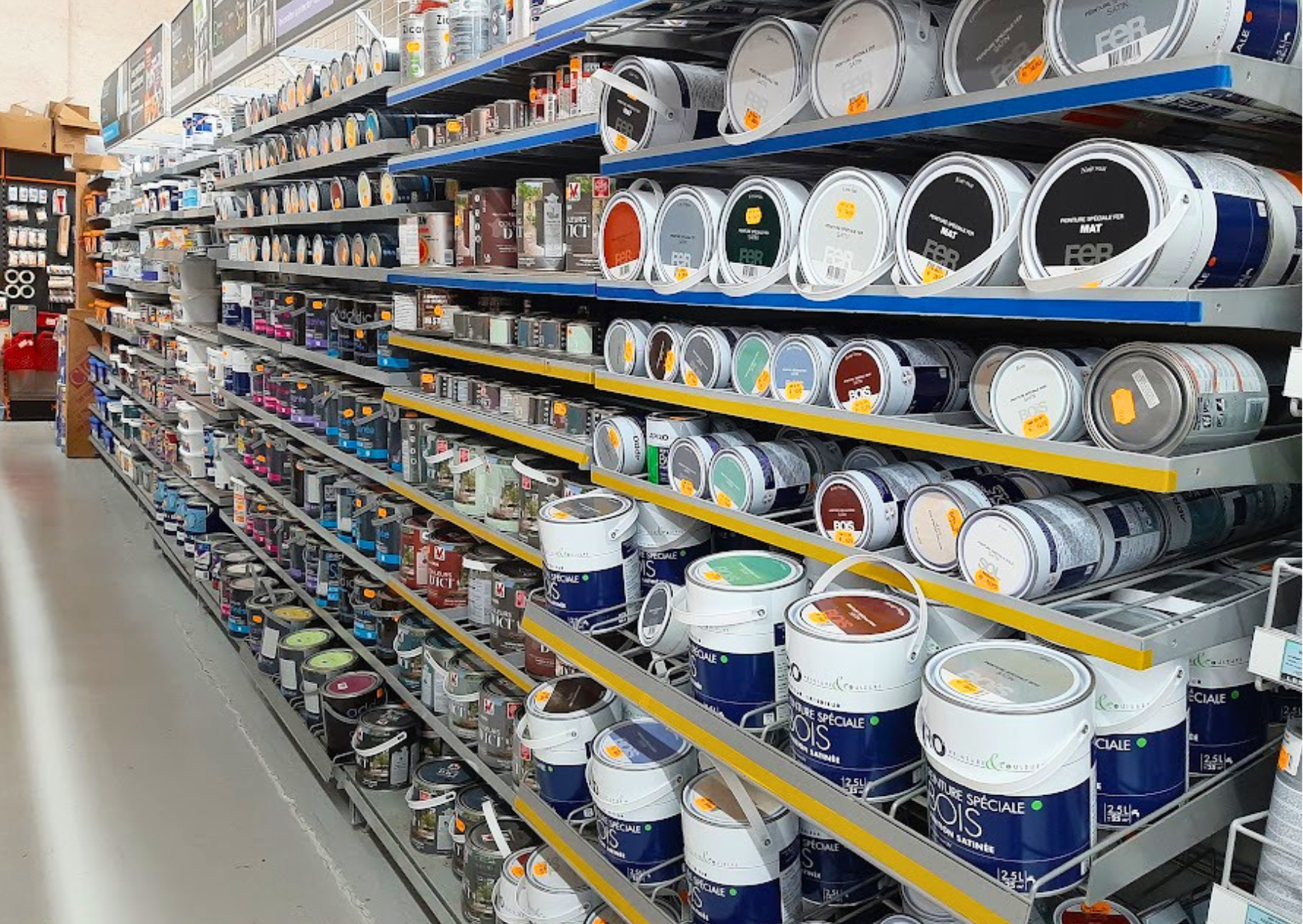 Rayon peinture comprenant pots de peinture spéciale fer, peinture bois, lasures et sous-couches en stock chez Marais Fleuri à Marans.