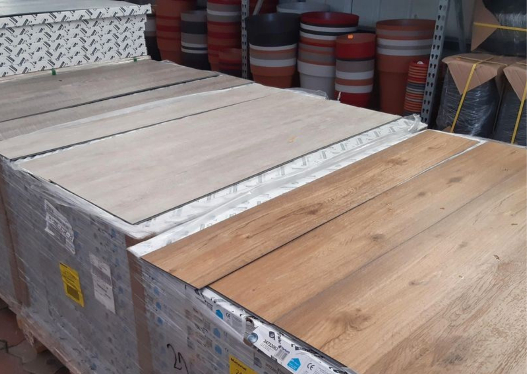 Palettes de revêtements de sol stratifiés et lames PVC effet chêne et gris chez Marais Fleuri à Marans (17) et Mareuil-sur-Lay (85).