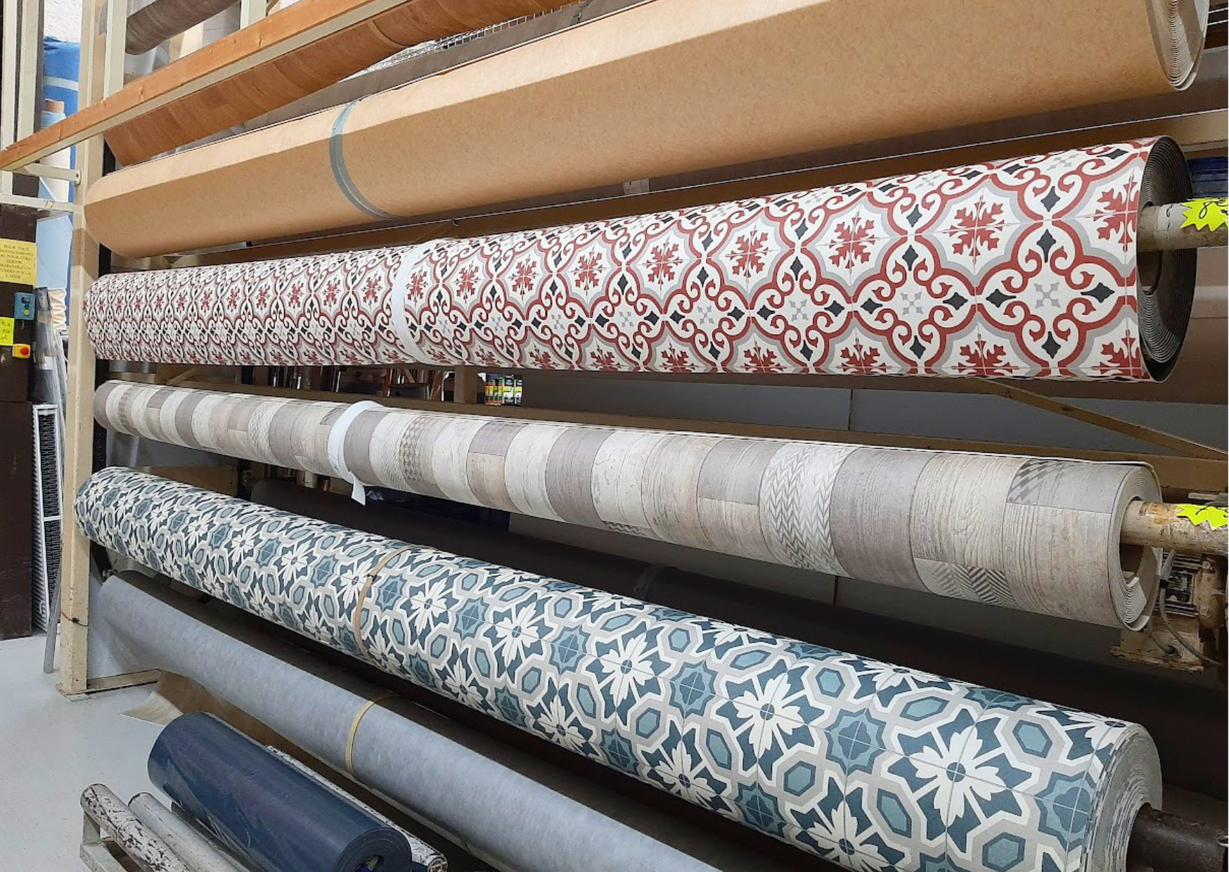 Rouleaux de revêtement de sol vinyle et lino à la coupe aux motifs carreaux de ciment et effet bois en stock chez Marais Fleuri.