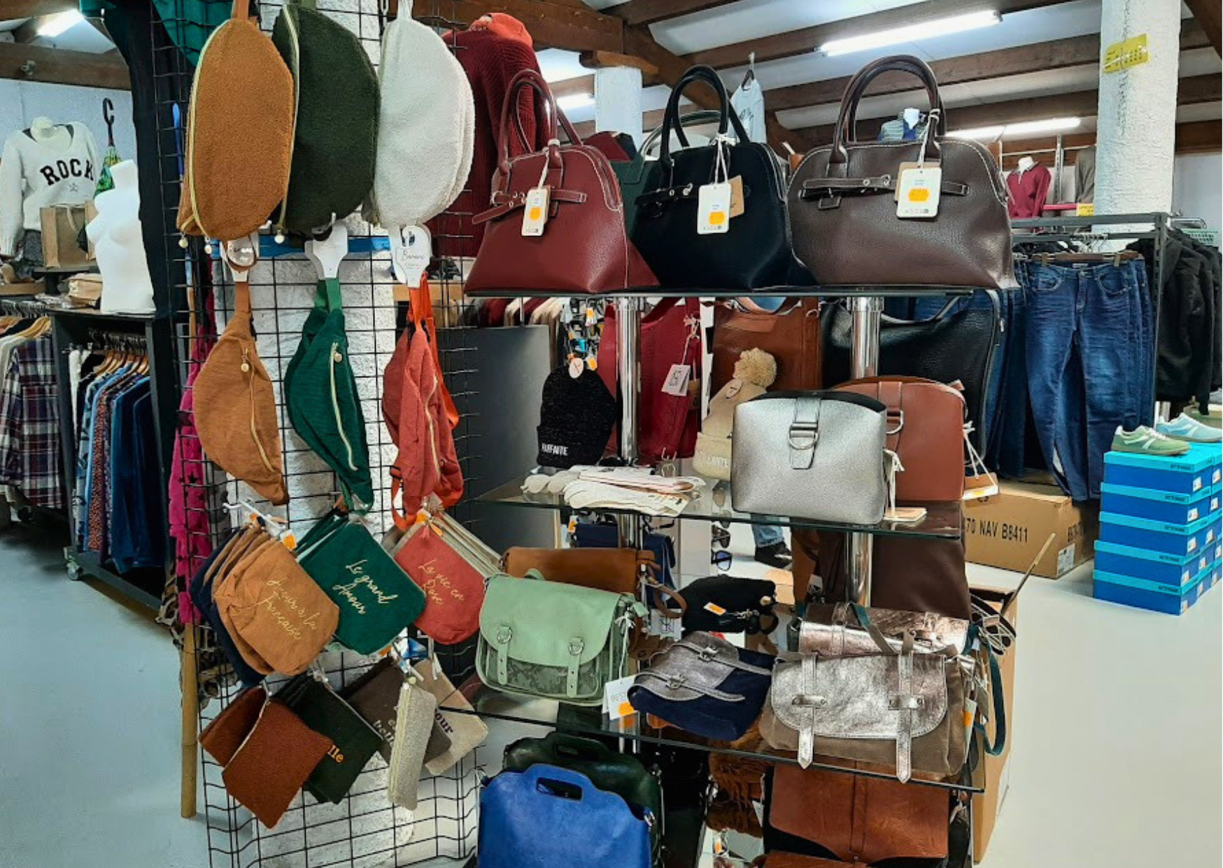 Rayon maroquinerie avec sacs à main chics, sacs bananes tendance et pochettes brodées chez Marais Fleuri à Marans (17) et Mareuil-sur-Lay (85).