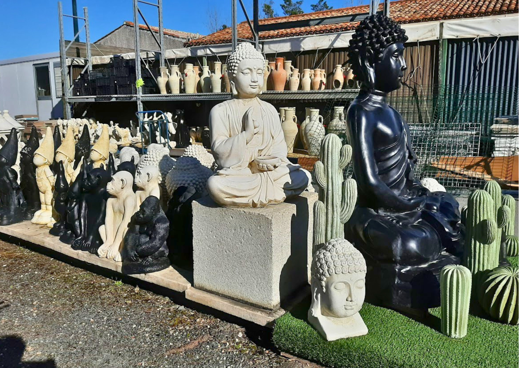 Statues de Bouddha, singes et cactus en pierre reconstituée pour décoration de jardin en stock chez Marais Fleuri.