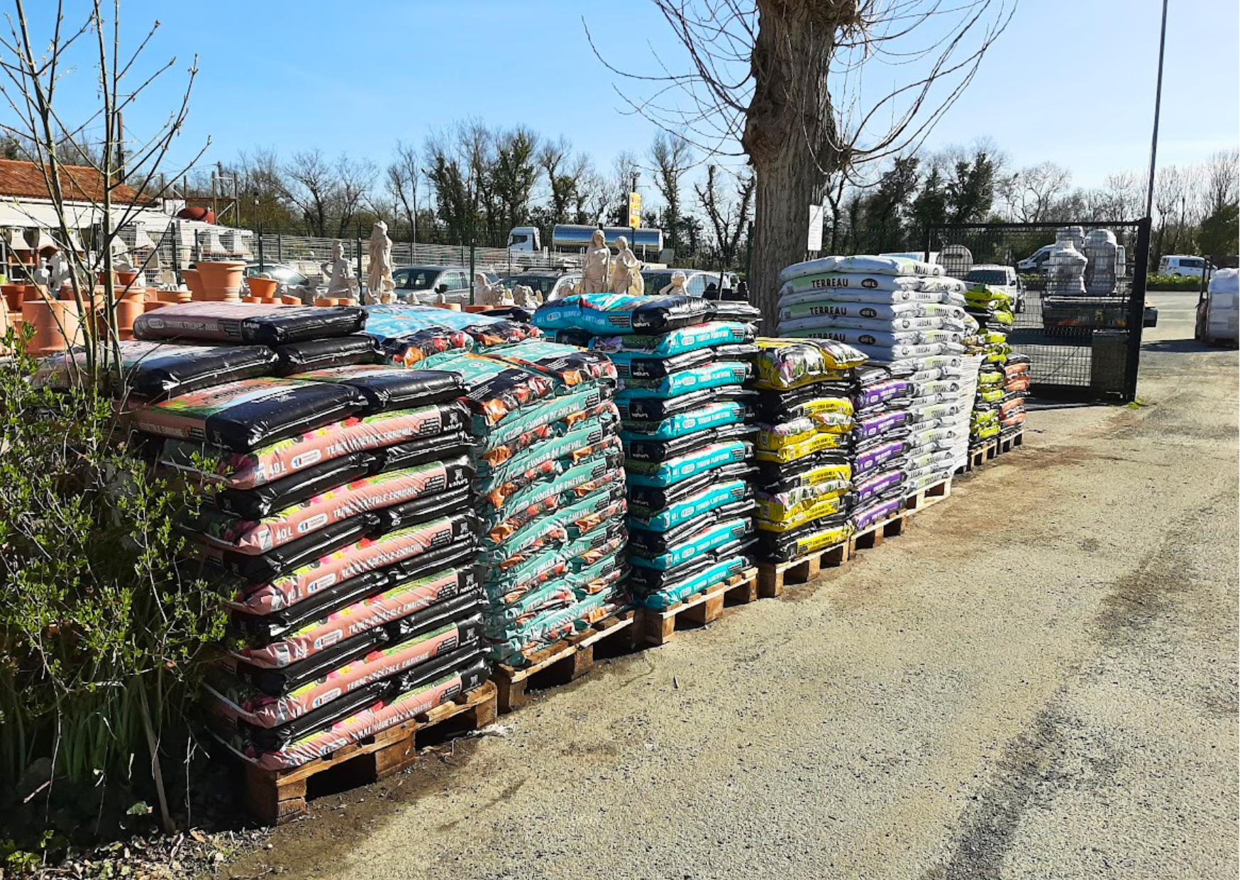 Palettes de terreau, terre végétale enrichie et fumier de cheval pour jardinage en stock chez Marais Fleuri.