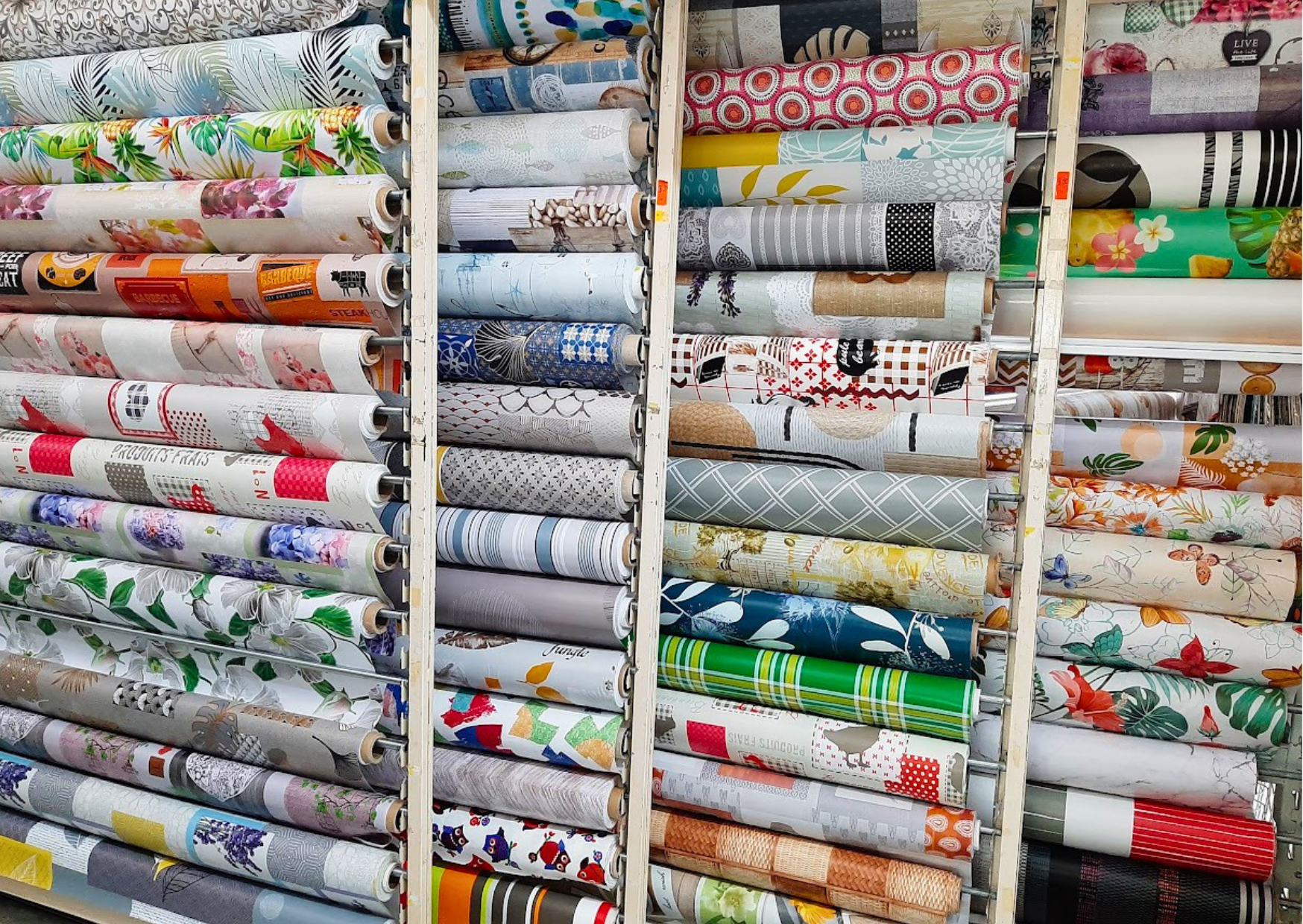 Grand choix de rouleaux de toiles cirées au mètre avec motifs géométriques, tropicaux et vichy chez Le Marais Fleuri à Marans (17) et Mareuil-sur-Lay (85).