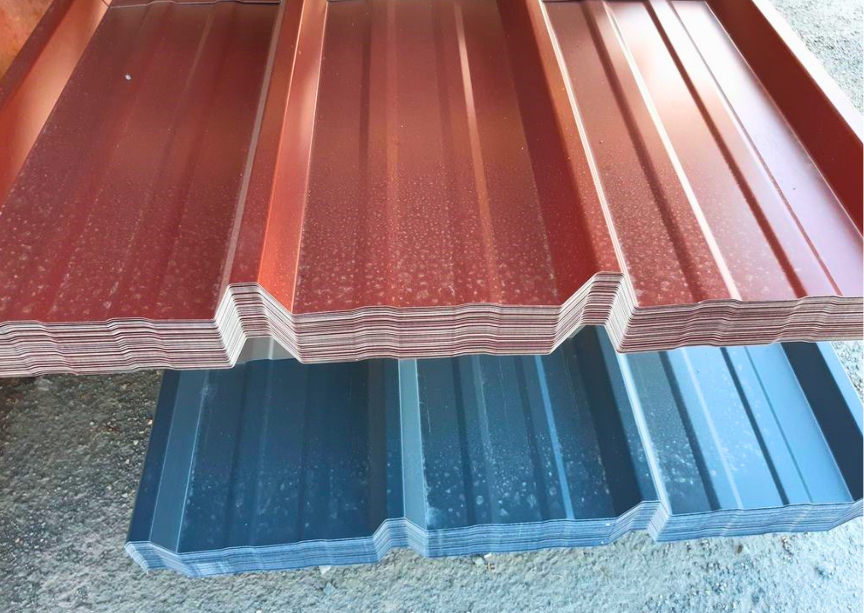 Plaques de tôles bac acier nervurées rouge tuile et gris anthracite pour couverture en stock chez Marais Fleuri.
