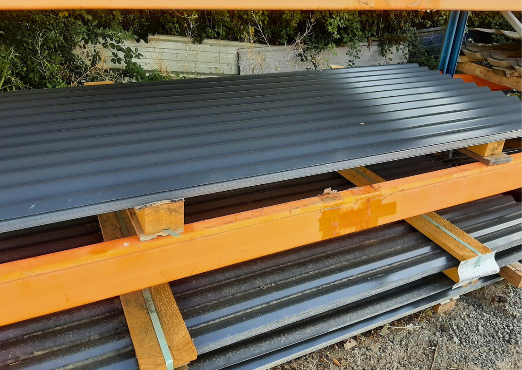 Stock de plaques ondulées et tôles bac acier gris anthracite pour couverture de toit chez Marais Fleuri.