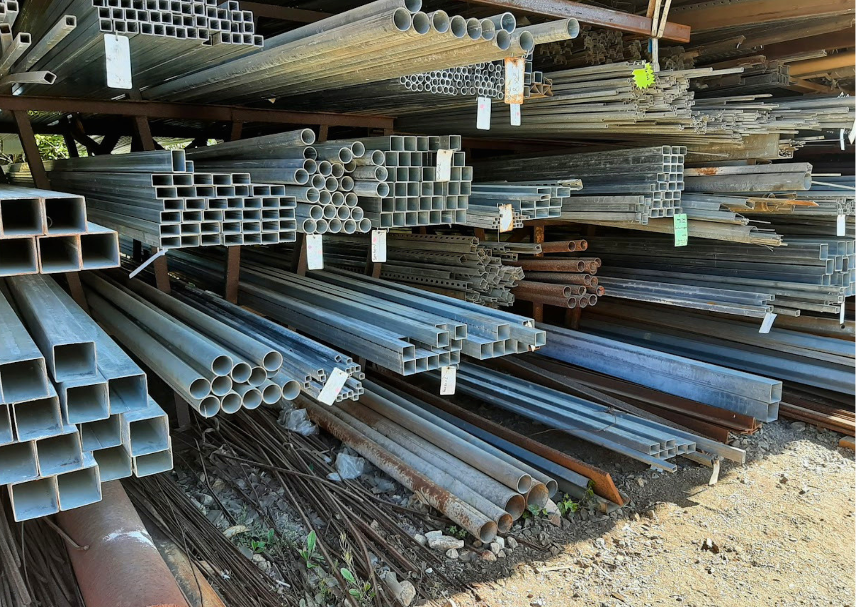 Stock de tubes en acier carrés, rectangulaires et ronds pour serrurerie et construction chez Marais Fleuri.