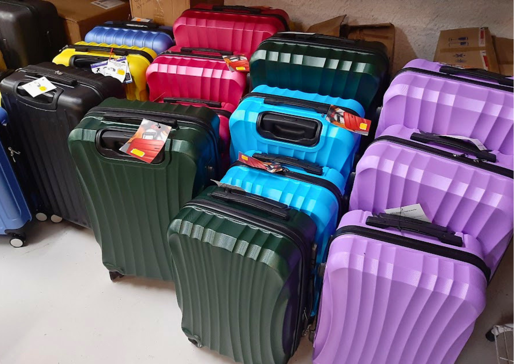 Arrivage de valises rigides à roulettes colorées (lilas, bleu, vert, rose) au rayon bagagerie chez Le Marais Fleuri à Marans (17) et Mareuil-sur-Lay (85).