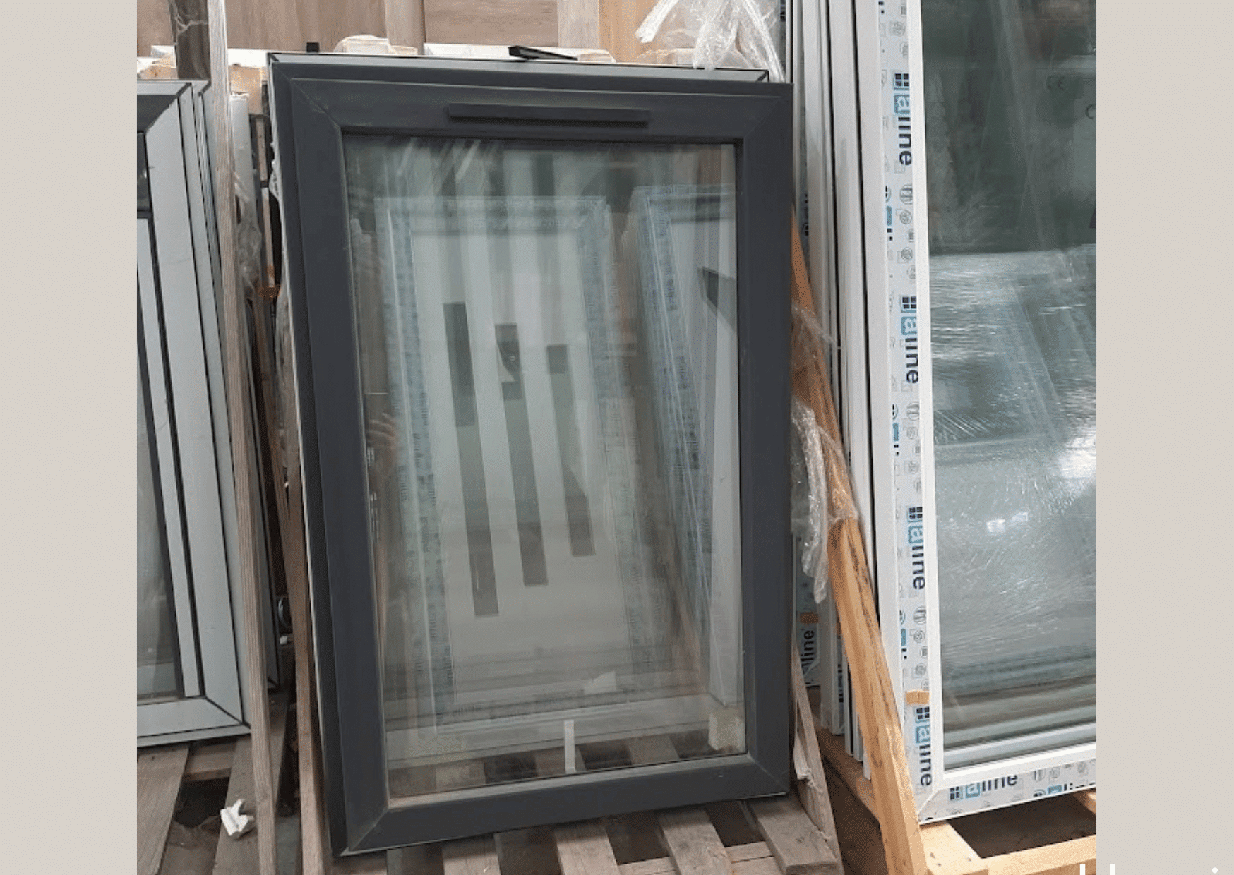 Fenêtre en PVC gris anthracite spécialement conçue pour mobil-home au Marais Fleuri à Marans et Mareuil-sur-Lay.