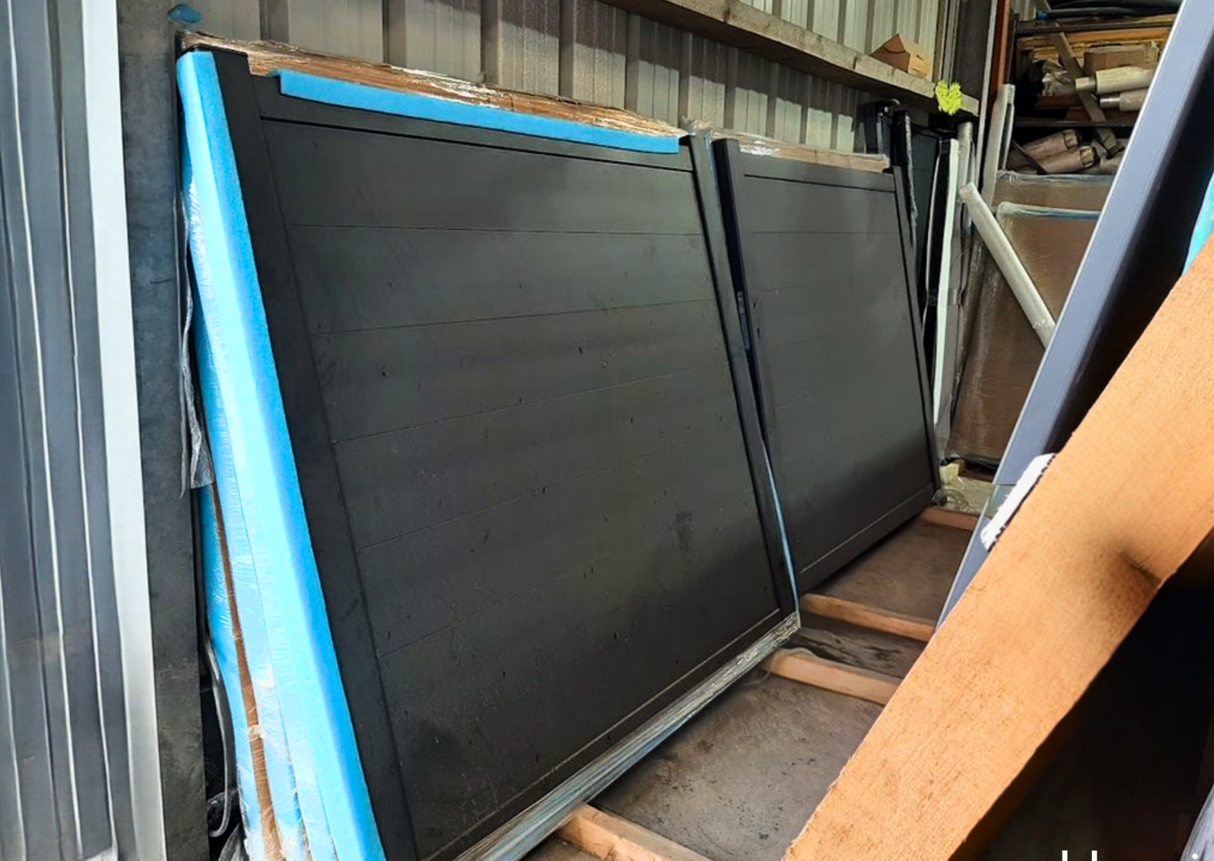 Stock de portails aluminium en dépôt - Marais Fleuri Marans et Mareuil-sur-Lay