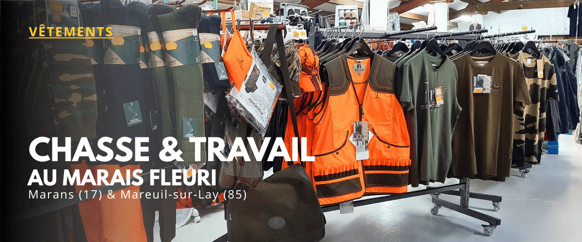 Rayon vêtements de chasse et de travail avec gilets orange, t-shirts et chaussettes au Marais Fleuri à Marans et Mareuil-sur-Lay.
